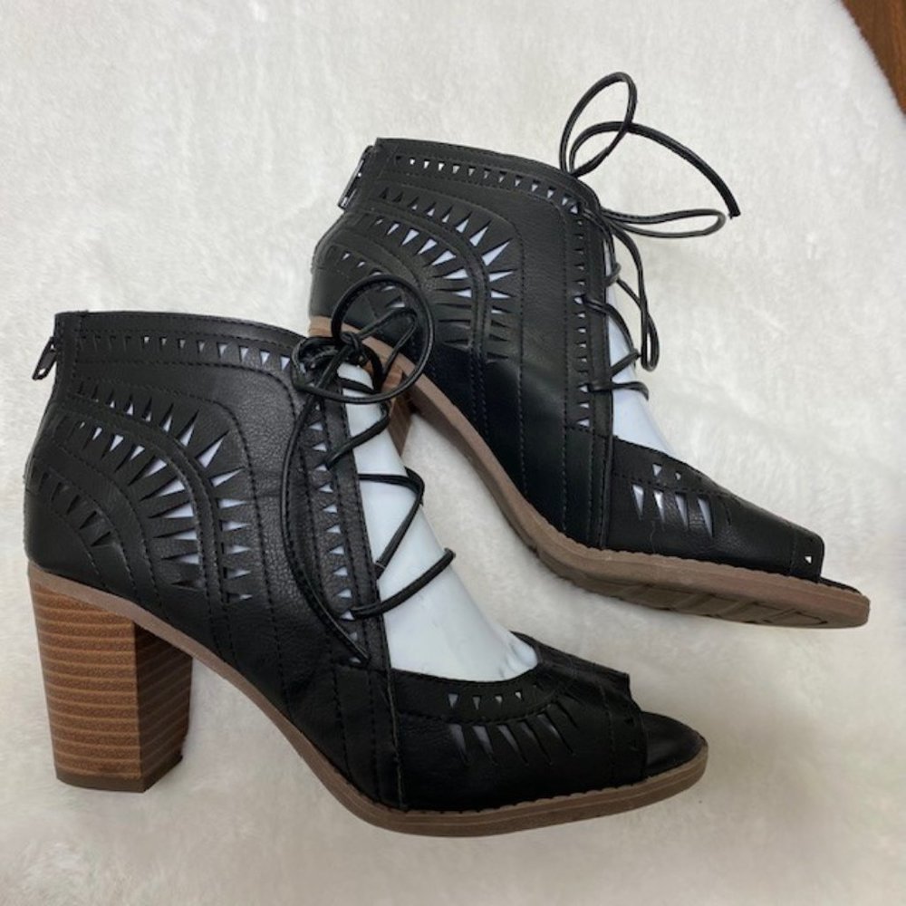 Maurices Carmen Laser Cut Lace up Heel, size 7